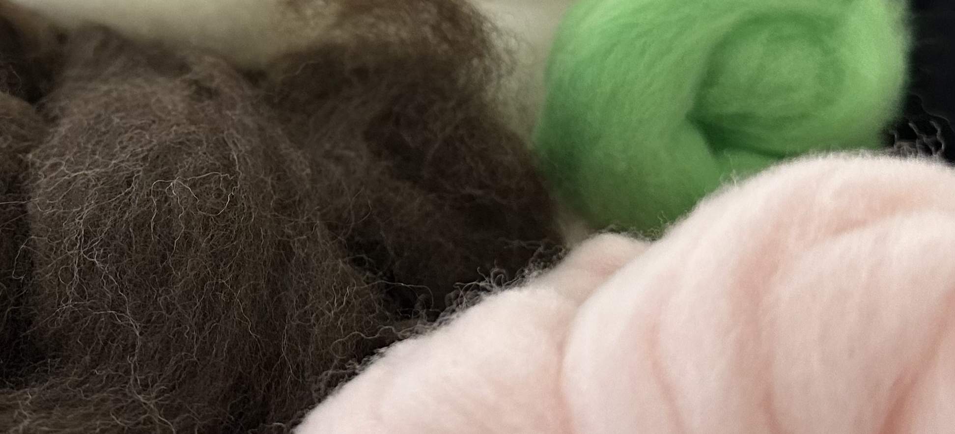 未染色のオーストラリア産メリノウールなど、すべての材料が提供されます